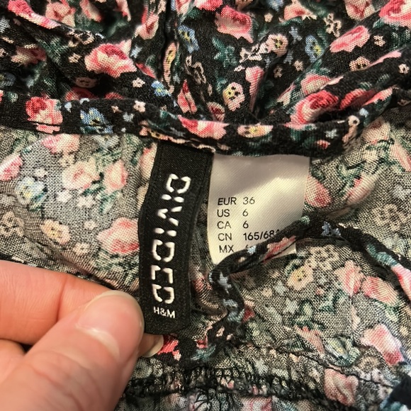 Divided H&M floral romper - Picture 3 of 3
